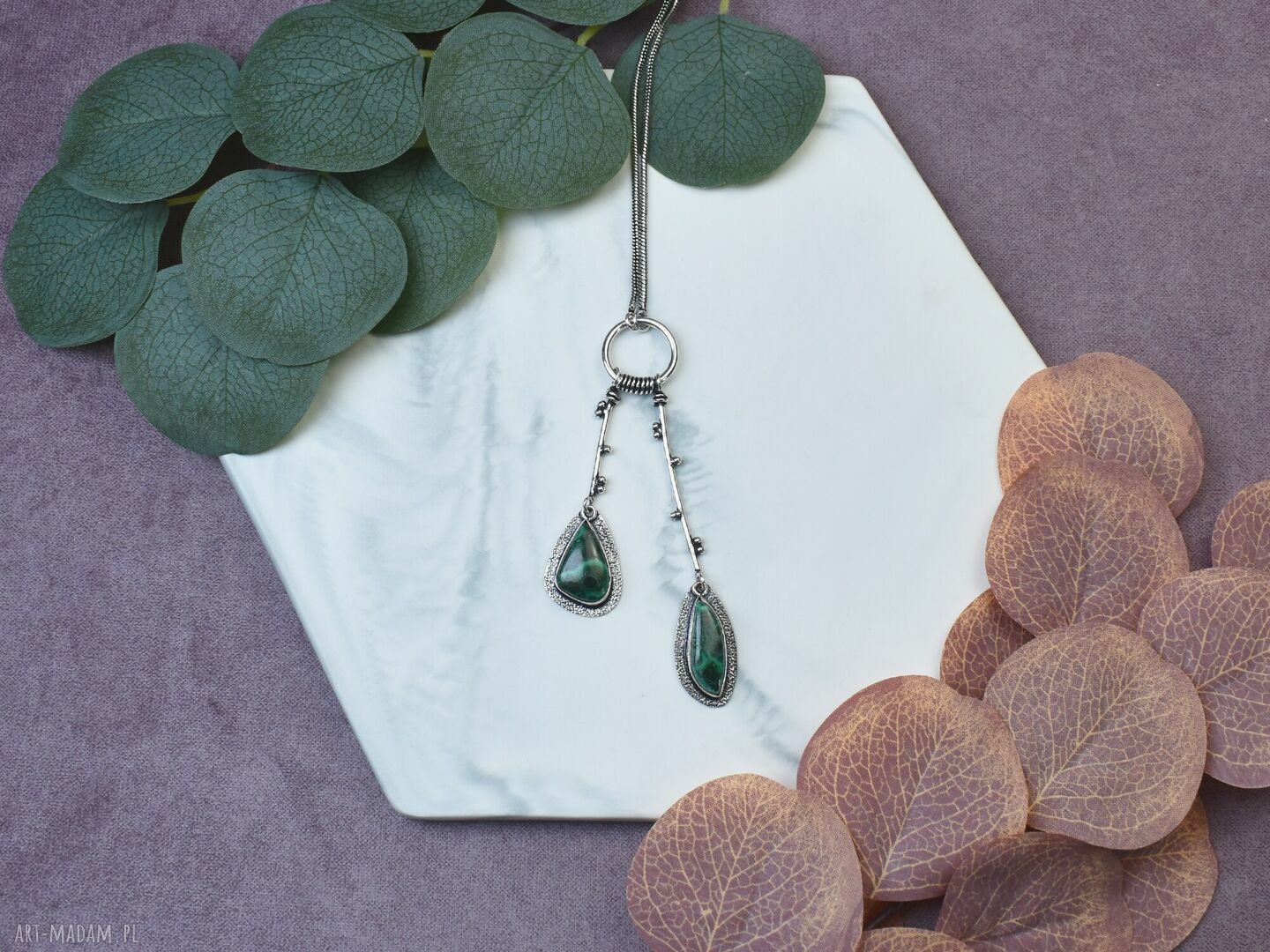 Posrebrzany wisiorek z malachitem elegancka biżuteria handmade