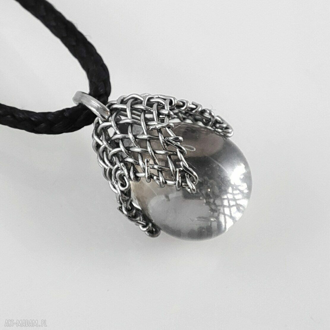 Srebrzysty wisiorek XS w siateczce - boho kropla
