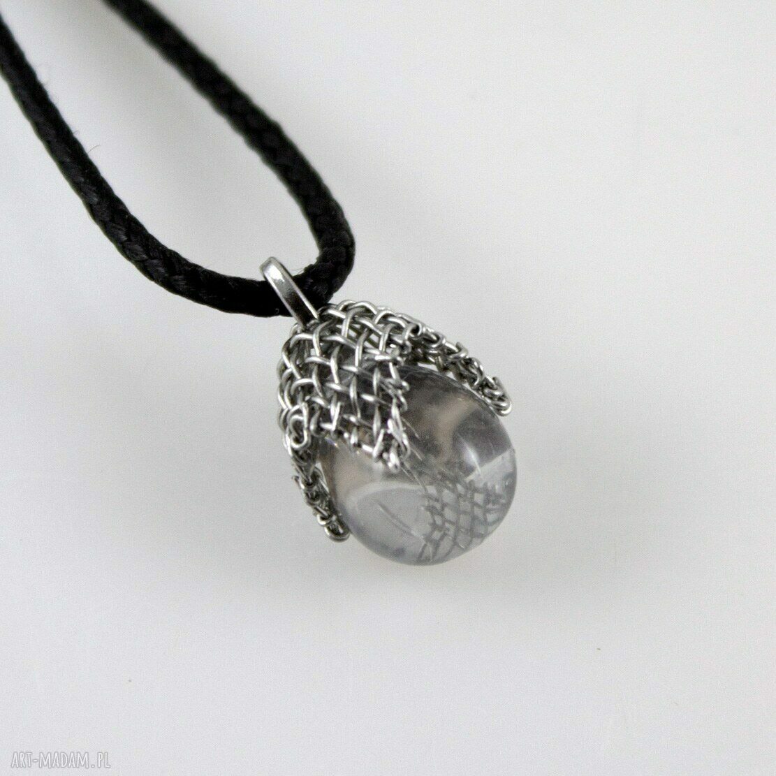 Srebrzysty wisiorek XS w siateczce - boho kropla