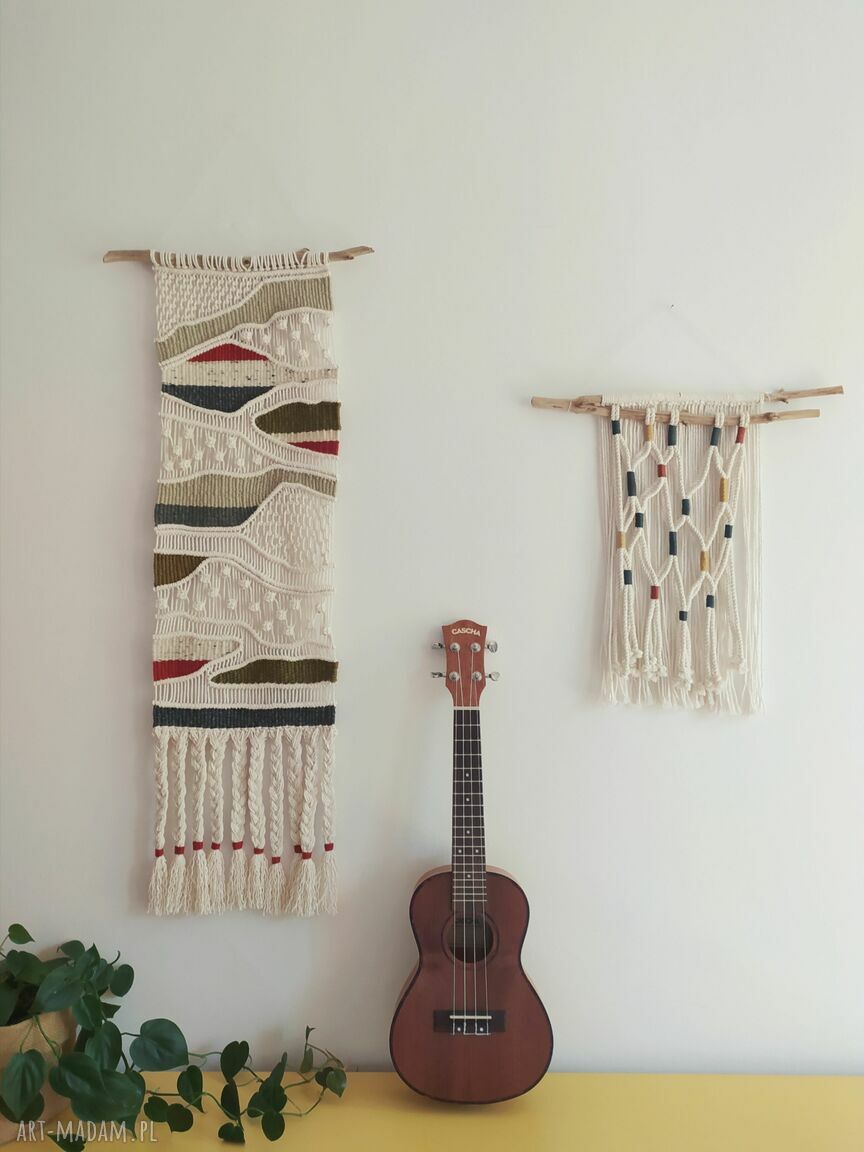 Średnia makrama z wełną w stylu boho - handmade dekoracja ścienna