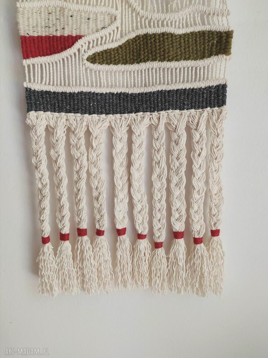 Średnia makrama z wełną w stylu boho - handmade dekoracja ścienna