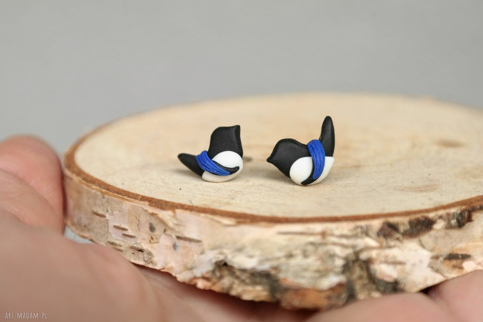 Kolczyki sroki z kobaltową wstążką - mini sztyfty handmade