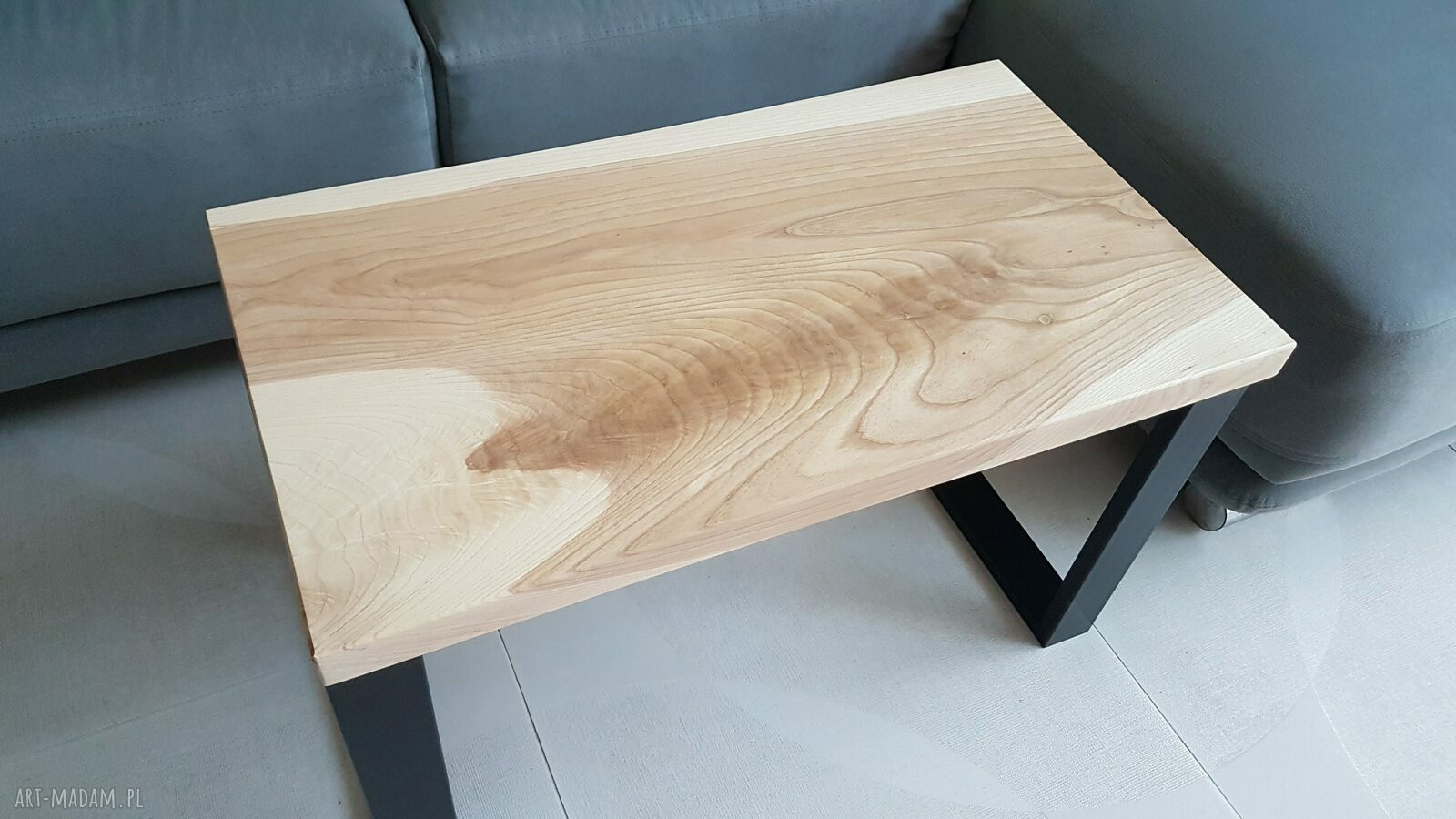Ręcznie robiony stolik kawowy z litego jesionu - loft w naturalnej odsłonie
