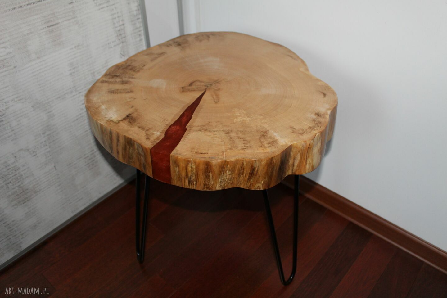 Stolik kawowy z plastra klonu i żywicy - loftowy unikat 47 cm