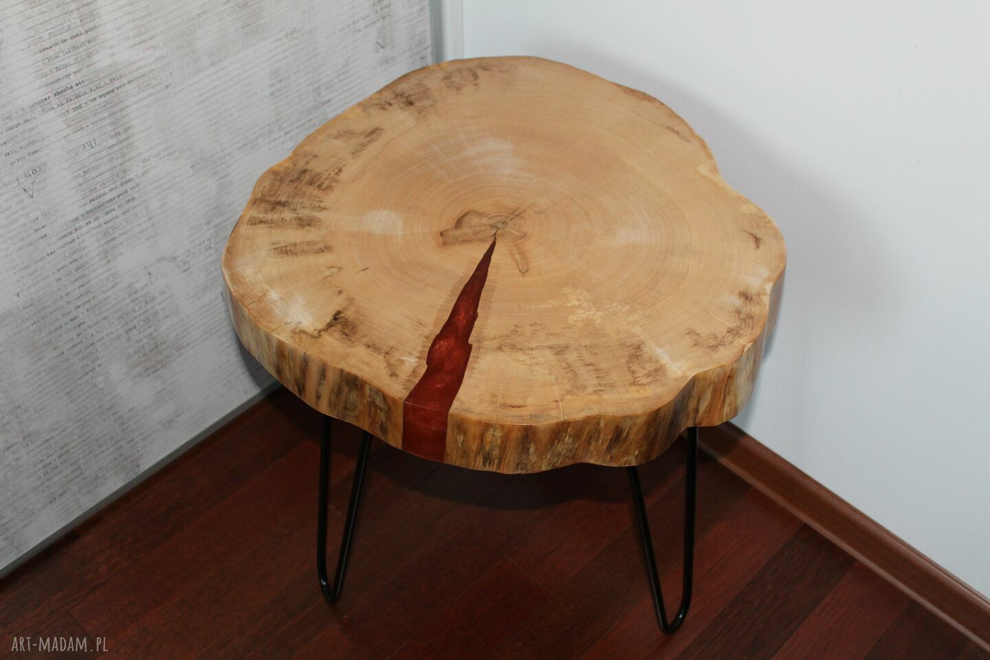 Stolik kawowy z plastra klonu i żywicy - loftowy unikat 47 cm