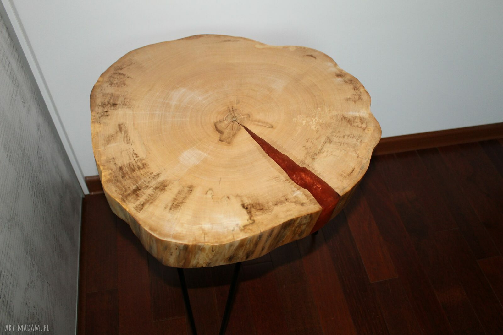 Stolik kawowy z plastra klonu i żywicy - loftowy unikat 47 cm
