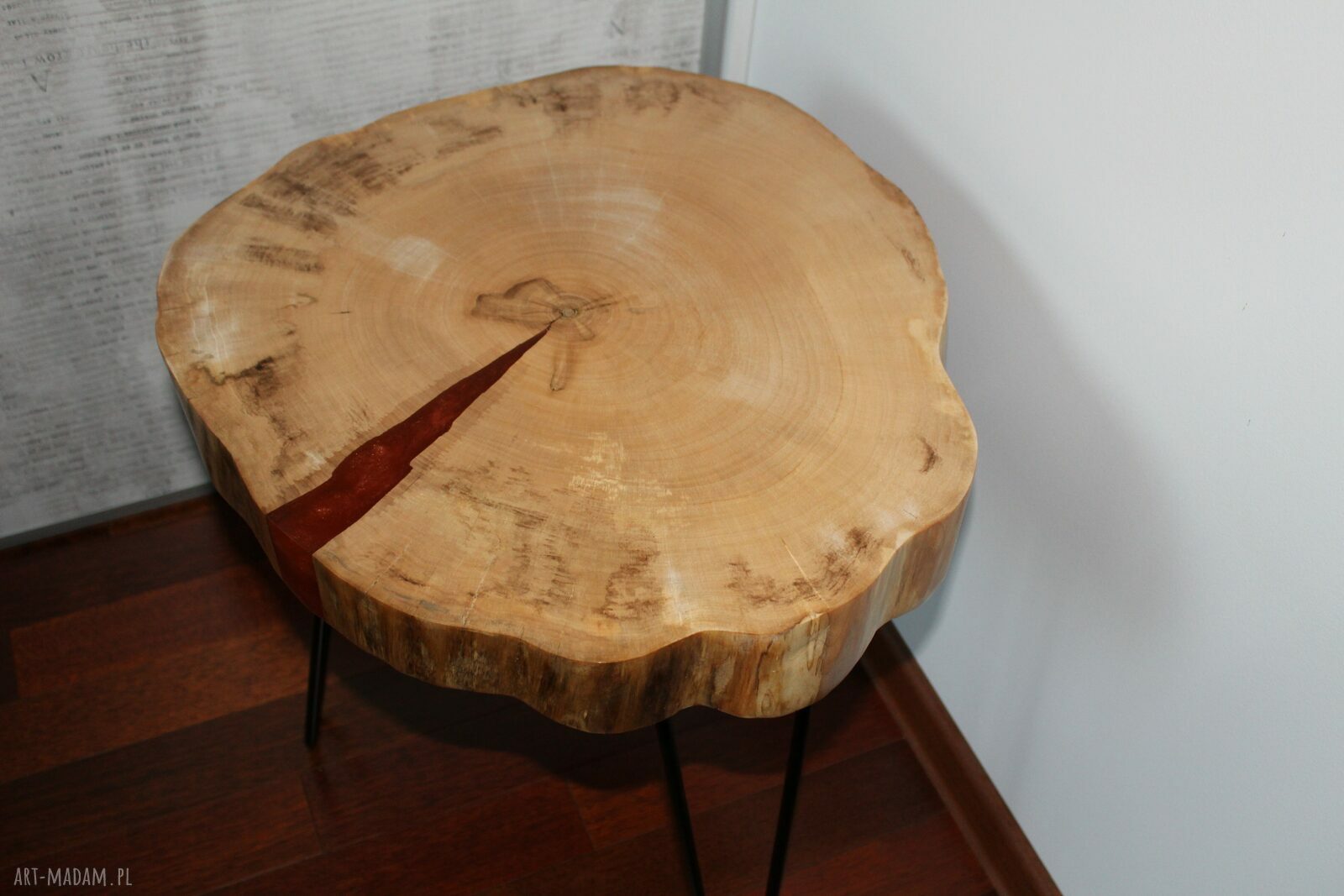 Stolik kawowy z plastra klonu i żywicy - loftowy unikat 47 cm