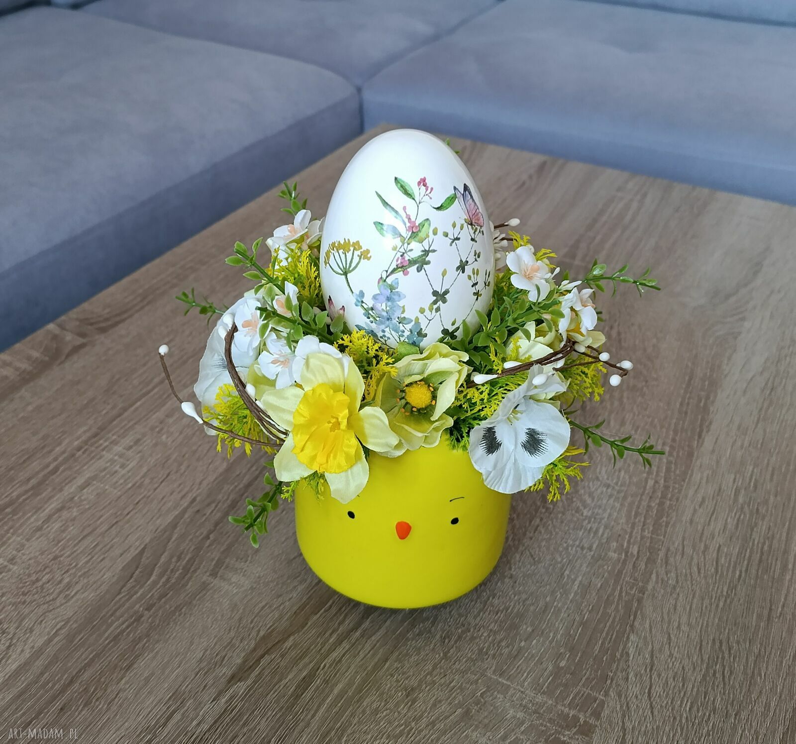 Stroik wielkanocny: ceramiczny kurczak z dużą pisanką