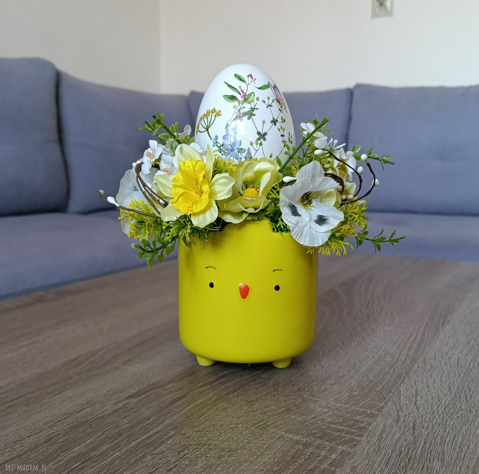 Stroik wielkanocny: ceramiczny kurczak z dużą pisanką