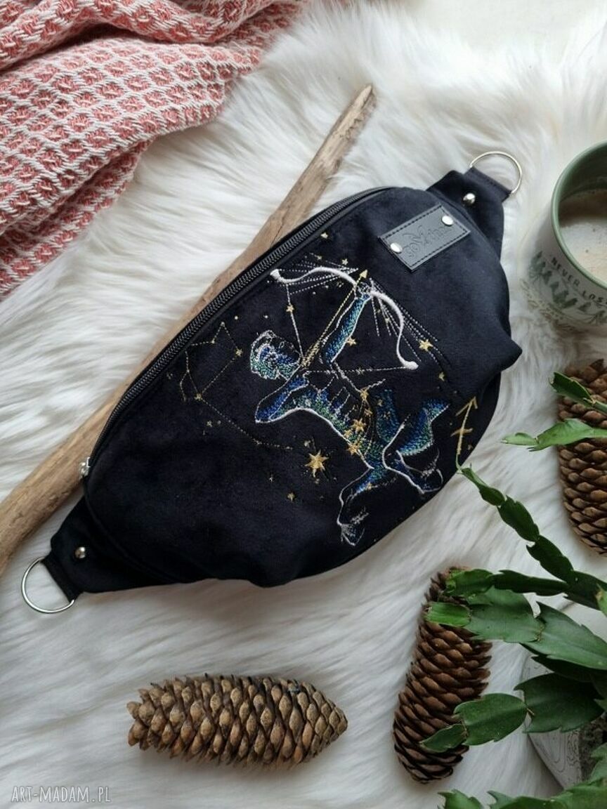 Nerka Strzelec - haftowana saszetka z motywem znaku zodiaku