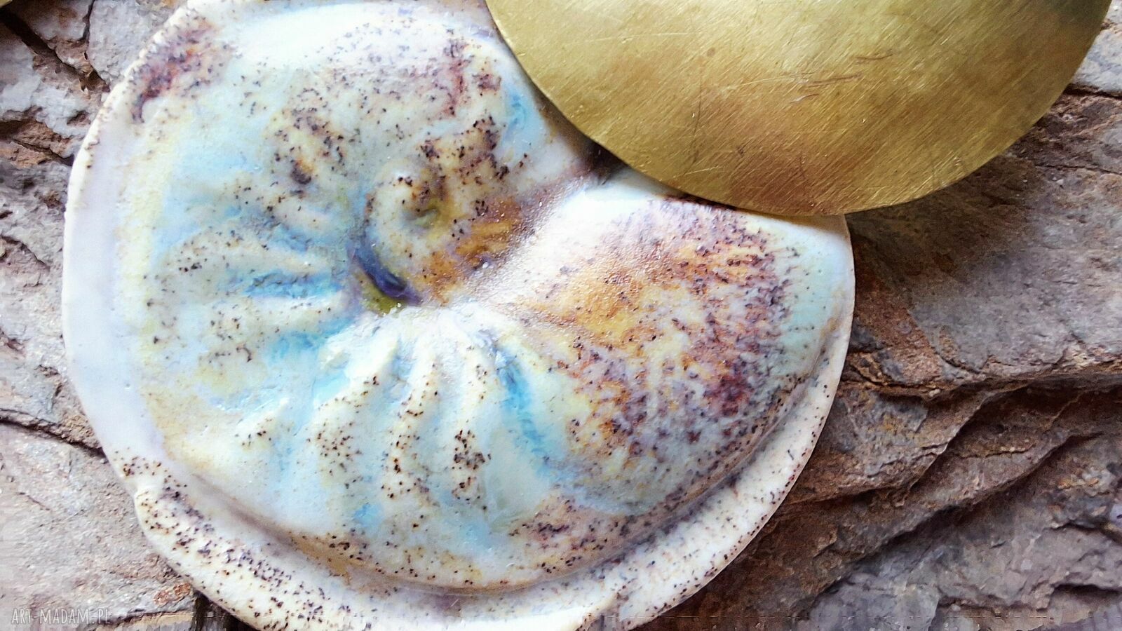 Kolczyki ceramiczne muszle i mosiężne koła boho
