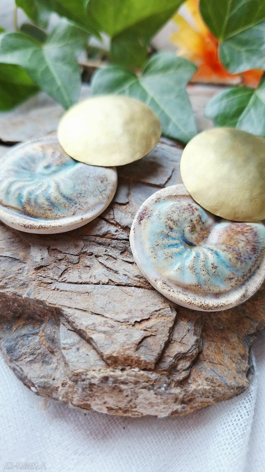 Kolczyki ceramiczne muszle i mosiężne koła boho