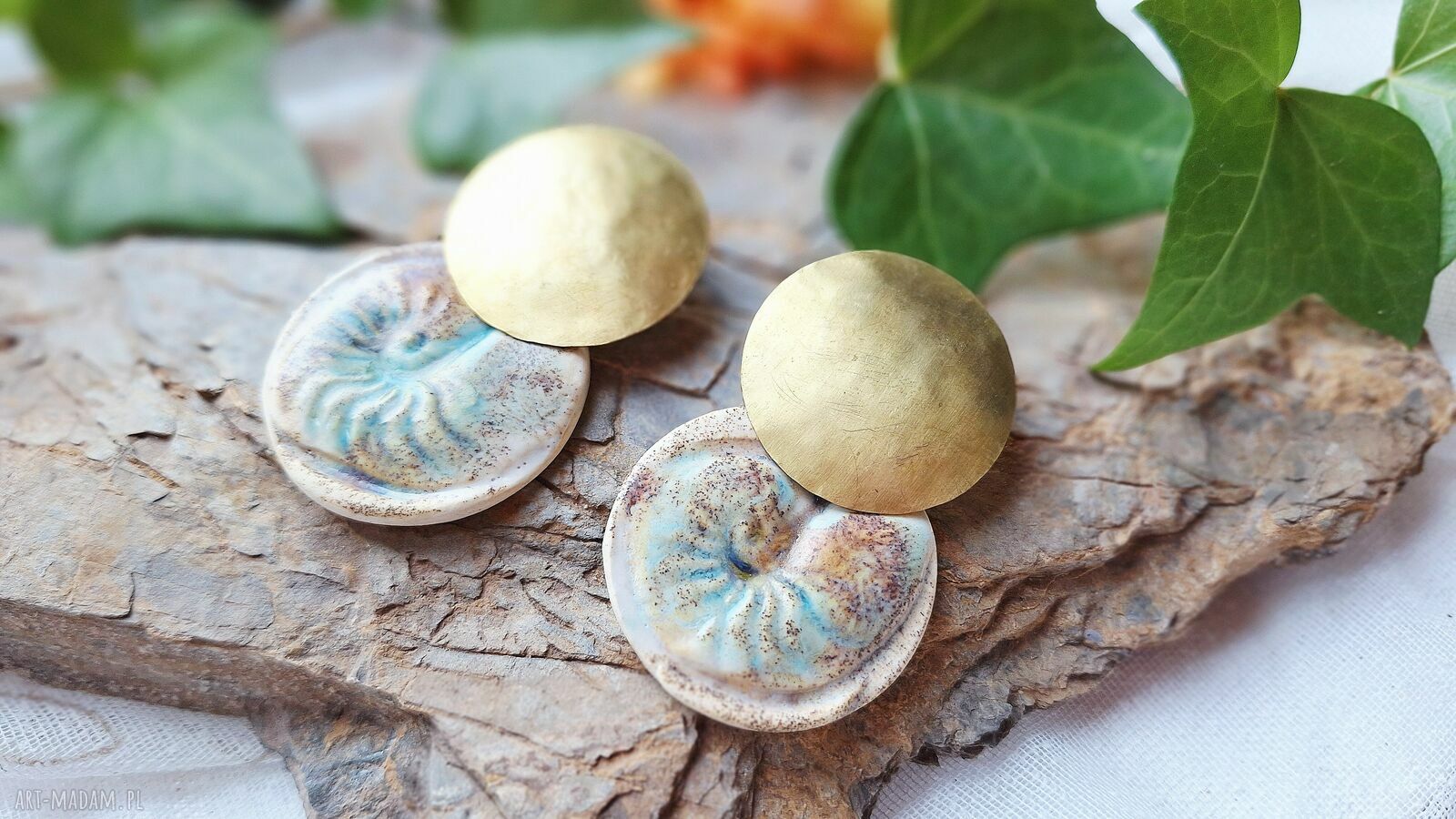 Kolczyki ceramiczne muszle i mosiężne koła boho