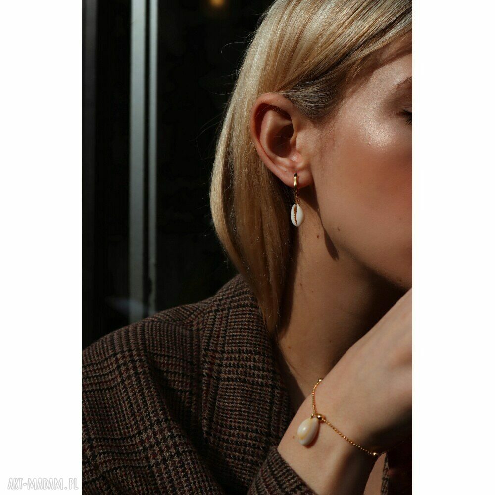 kolczyki: Złote kolczyki z muszelkami ręcznie robione