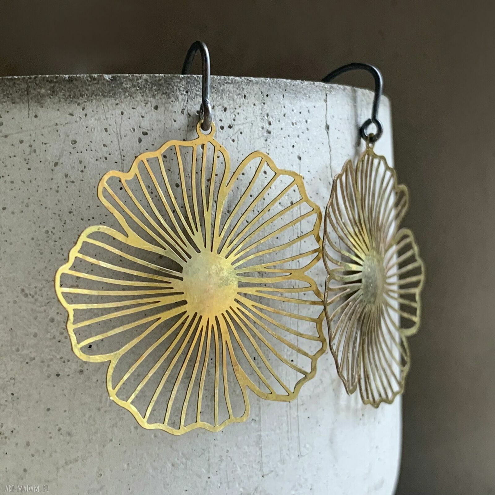 Kolczyki Subtle Flowers by Brass - srebrne bigle z kwiatami z mosiądzu