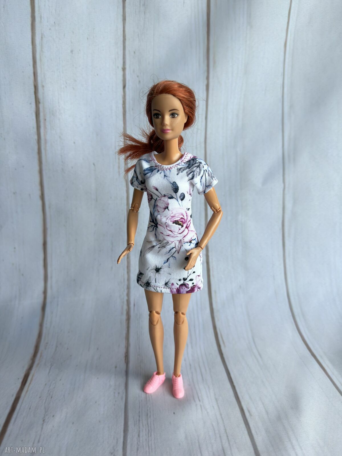 Kolorowa sukienka dla lalki Barbie z dresówki
