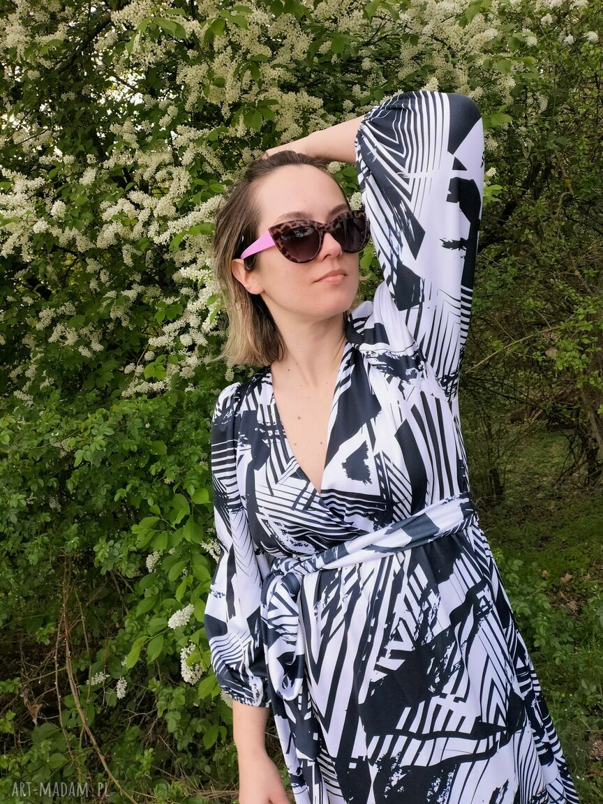 Sukienka długa w geometrię (L/XL) - czarno-biała, z paskiem