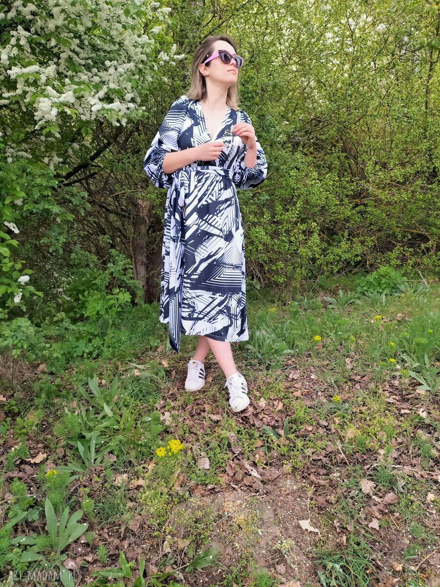 Sukienka długa w geometrię (L/XL) - czarno-biała, z paskiem