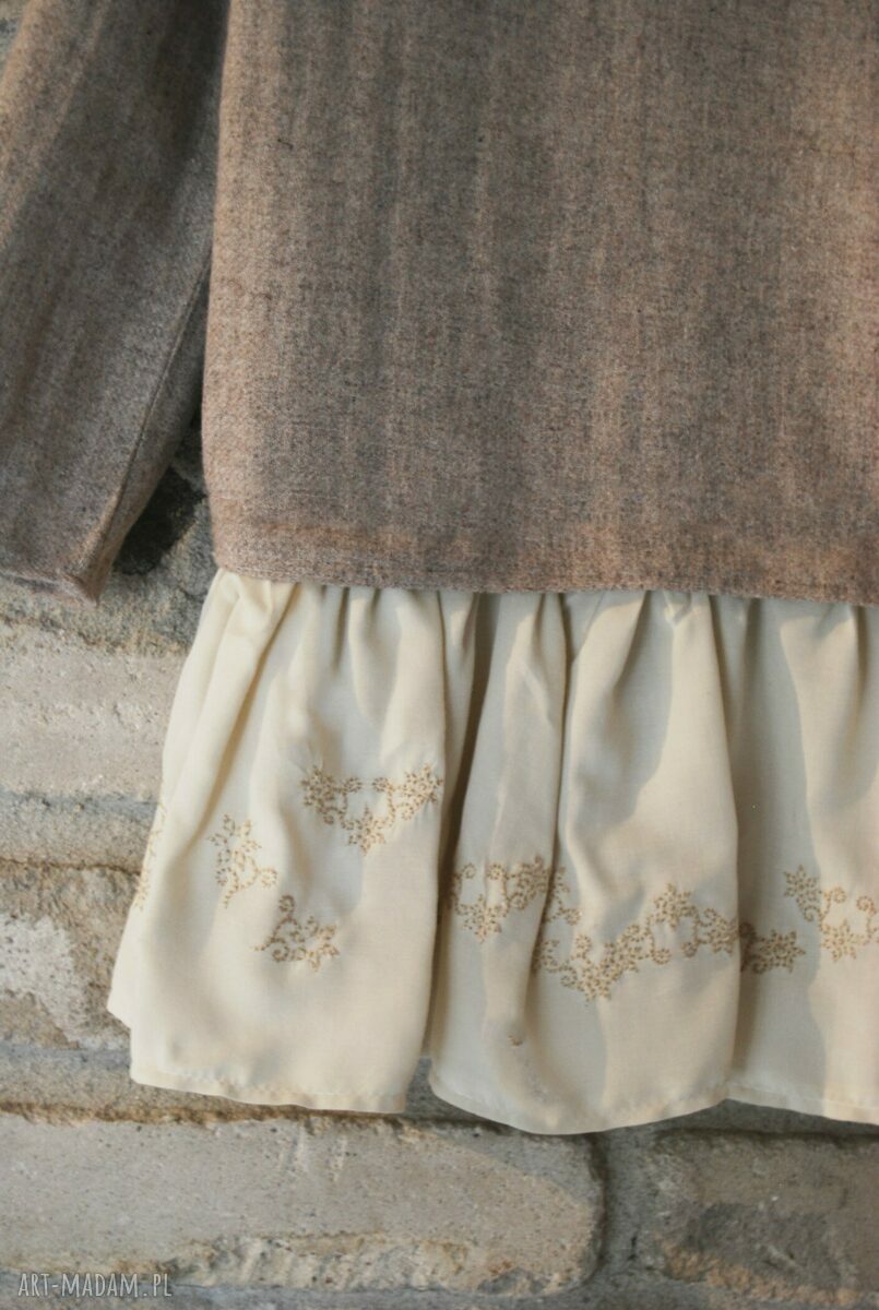 Sukienka Haftowana Elegancja