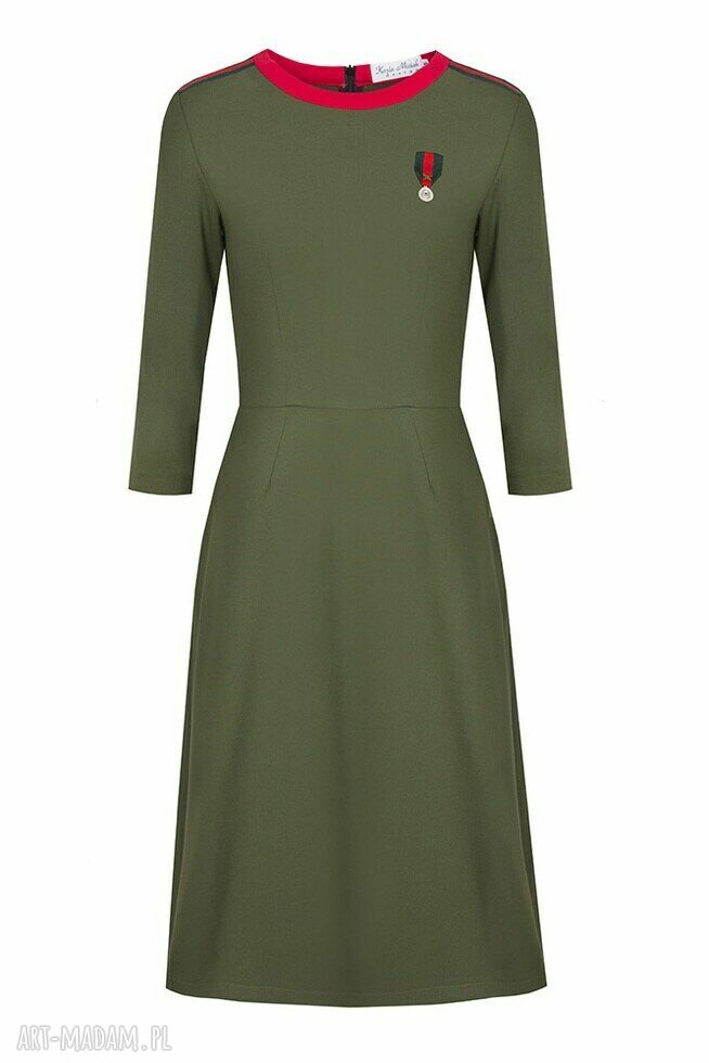 Sukienka khaki z medalem - elegancka i wygodna