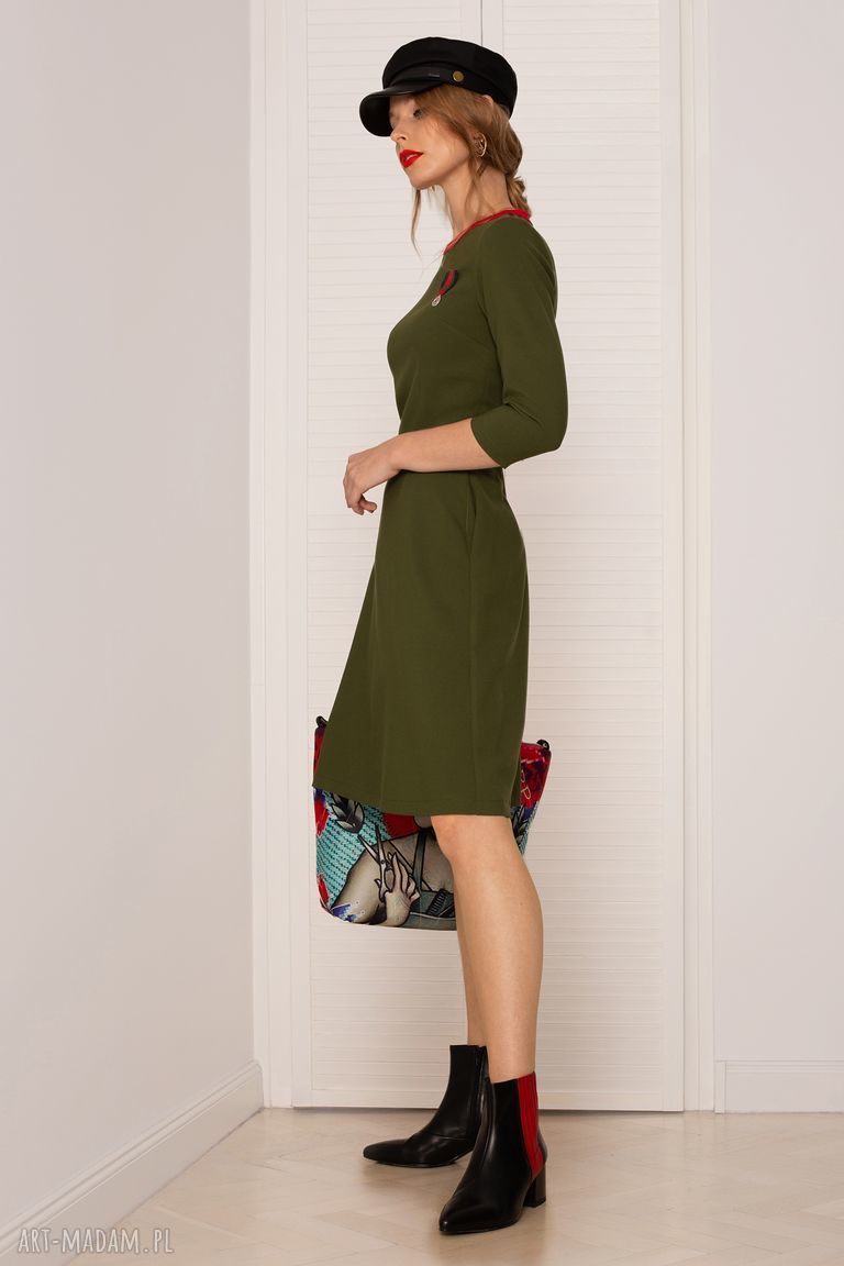 Sukienka khaki z medalem - elegancka i wygodna