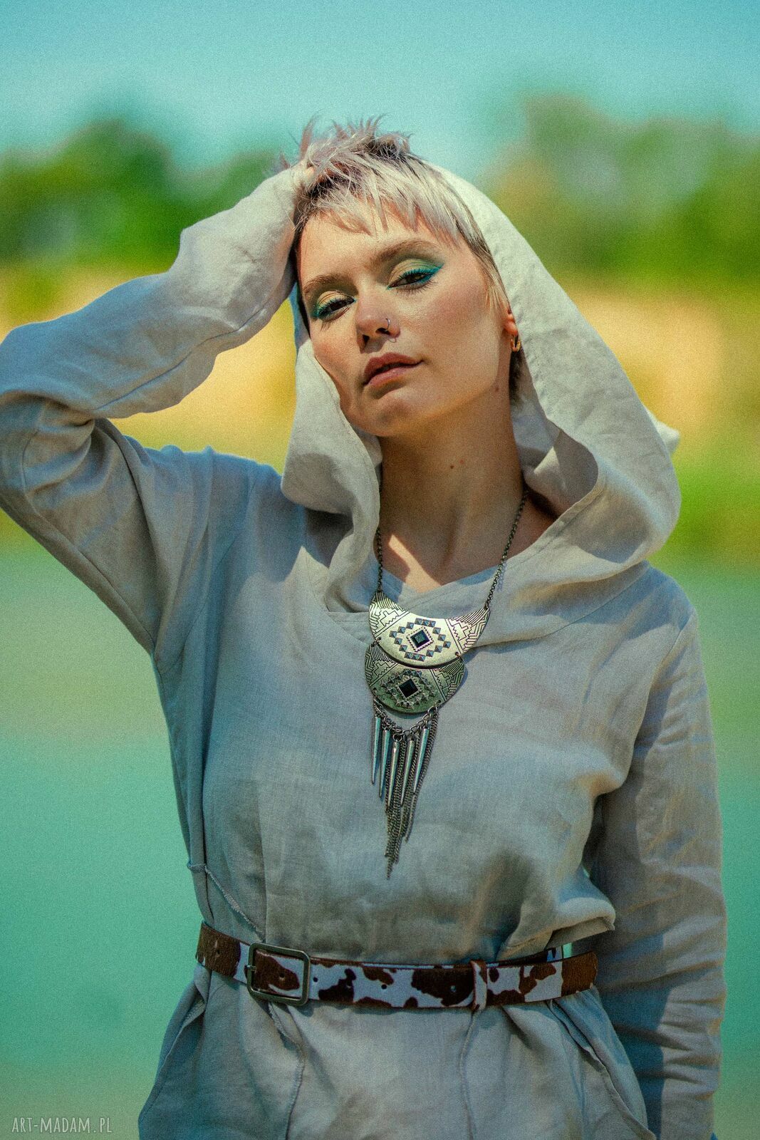 Luźna sukienka lniana z dużym kapturem i kieszeniami