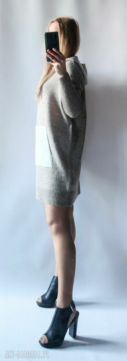 Sukienka oversize z kapturem z dzianiny