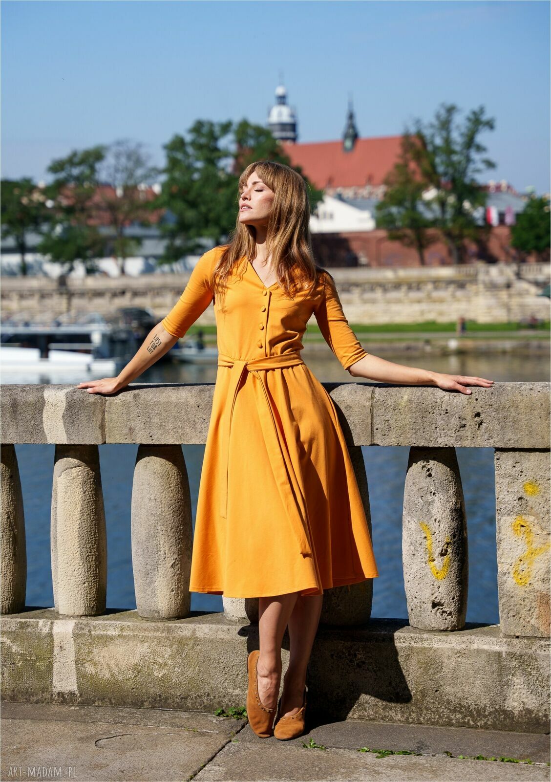 Sukienka retro IRMA bursztynowa - bawełna singiel jersey z paskiem i kieszeniami
