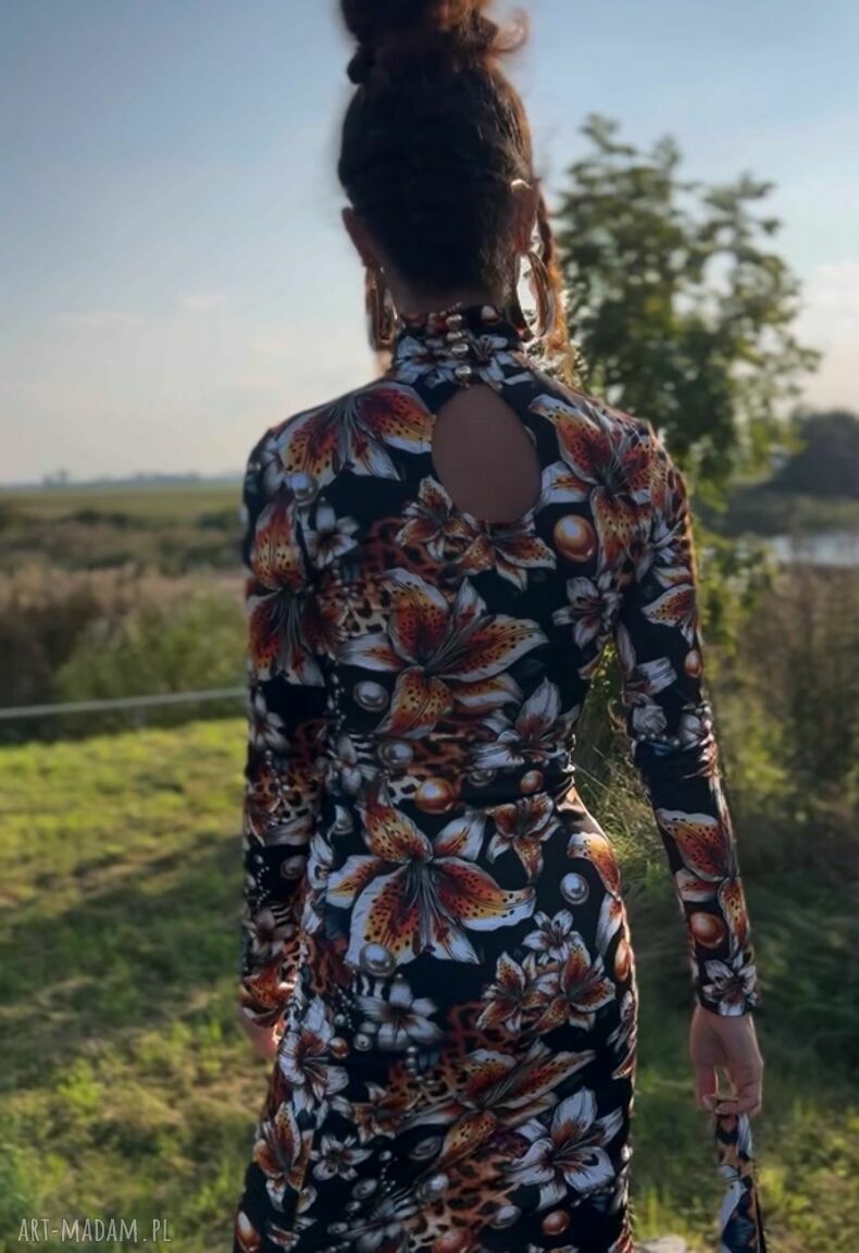 Sukienka z golfem Milita Nikonorov z autorskim printem
