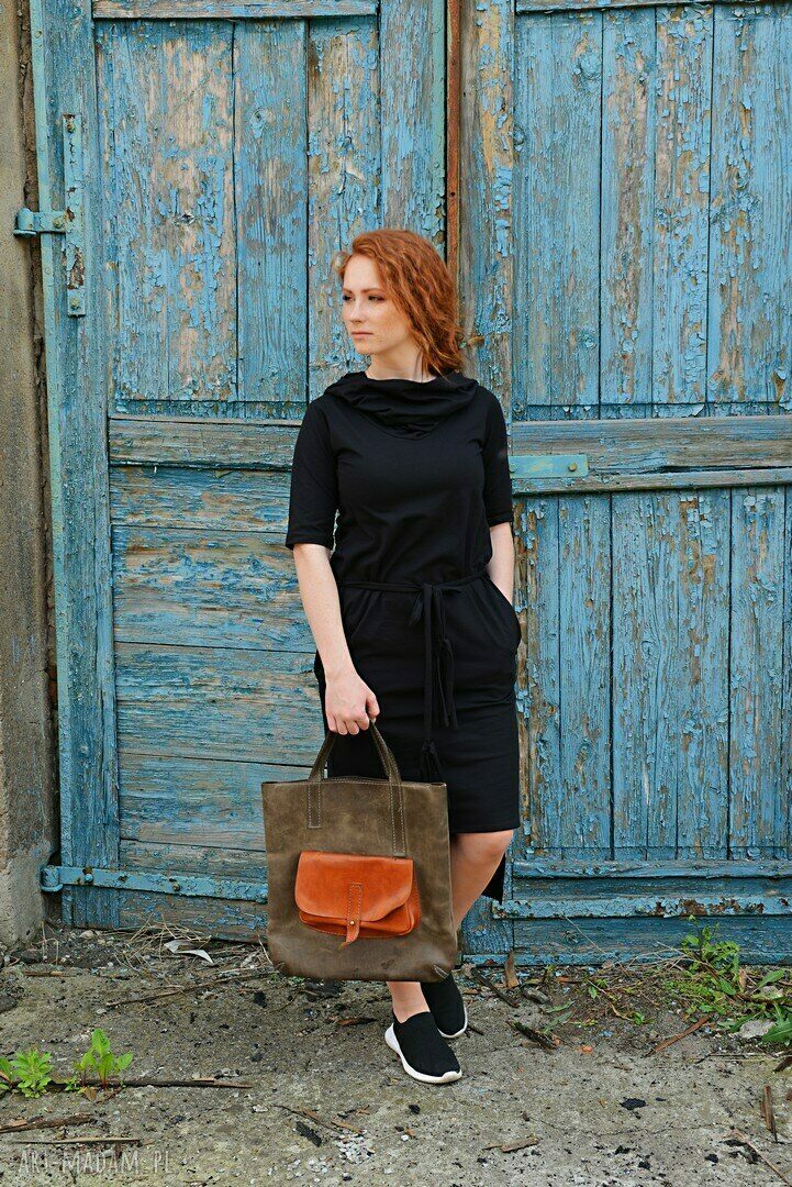 Luźna sukienka z kapturem do kolan i kieszeniami - czarna