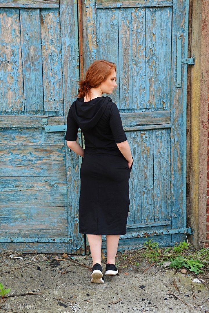 Luźna sukienka z kapturem do kolan i kieszeniami - czarna