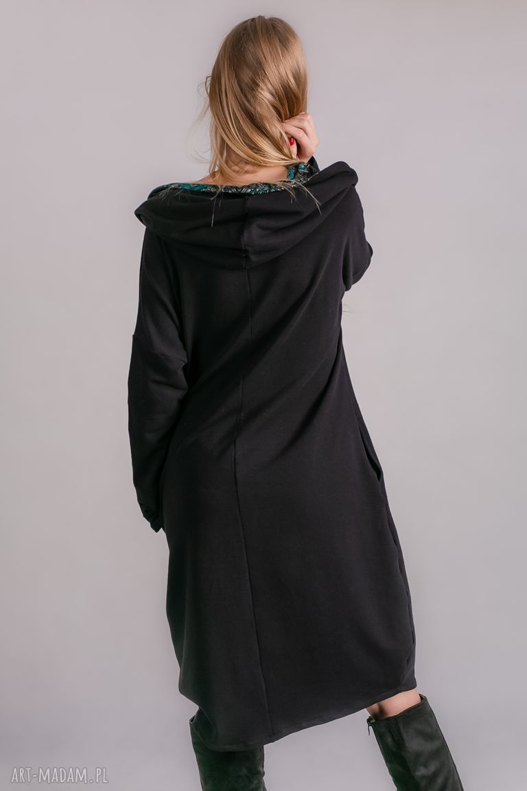Sukienka z kominem oversize w czarnym kolorze z kieszeniami