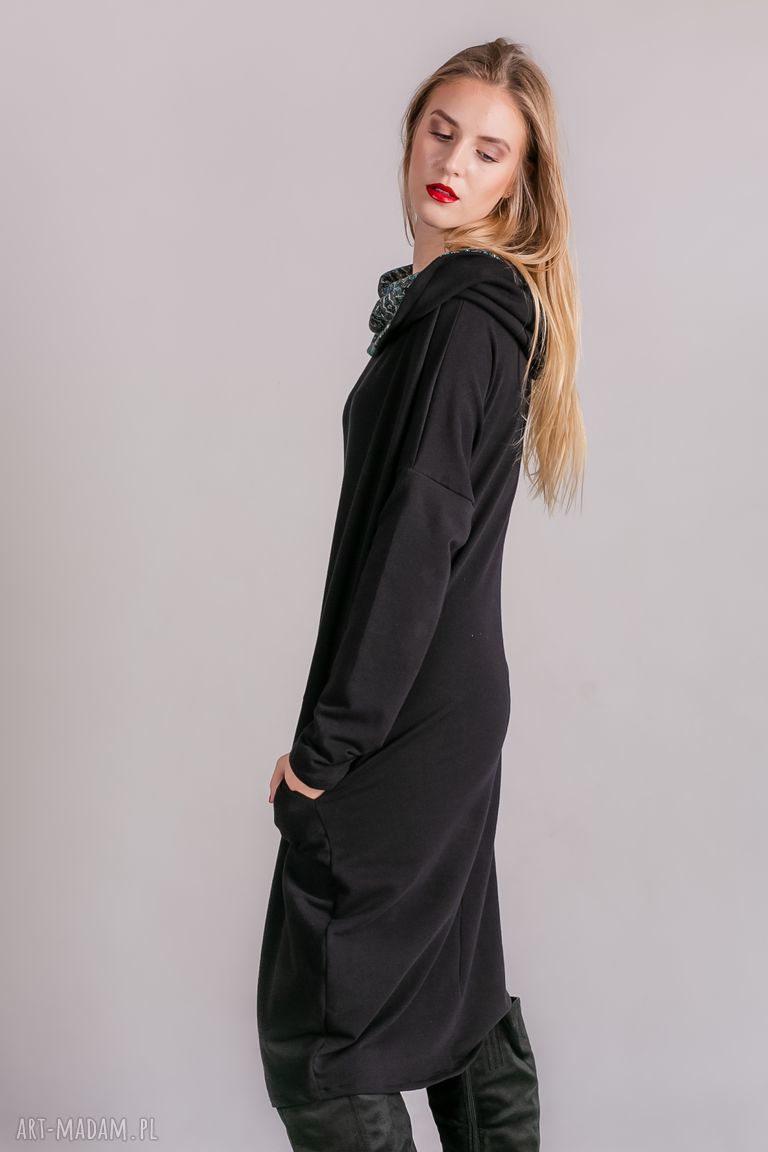 Sukienka z kominem oversize w czarnym kolorze z kieszeniami