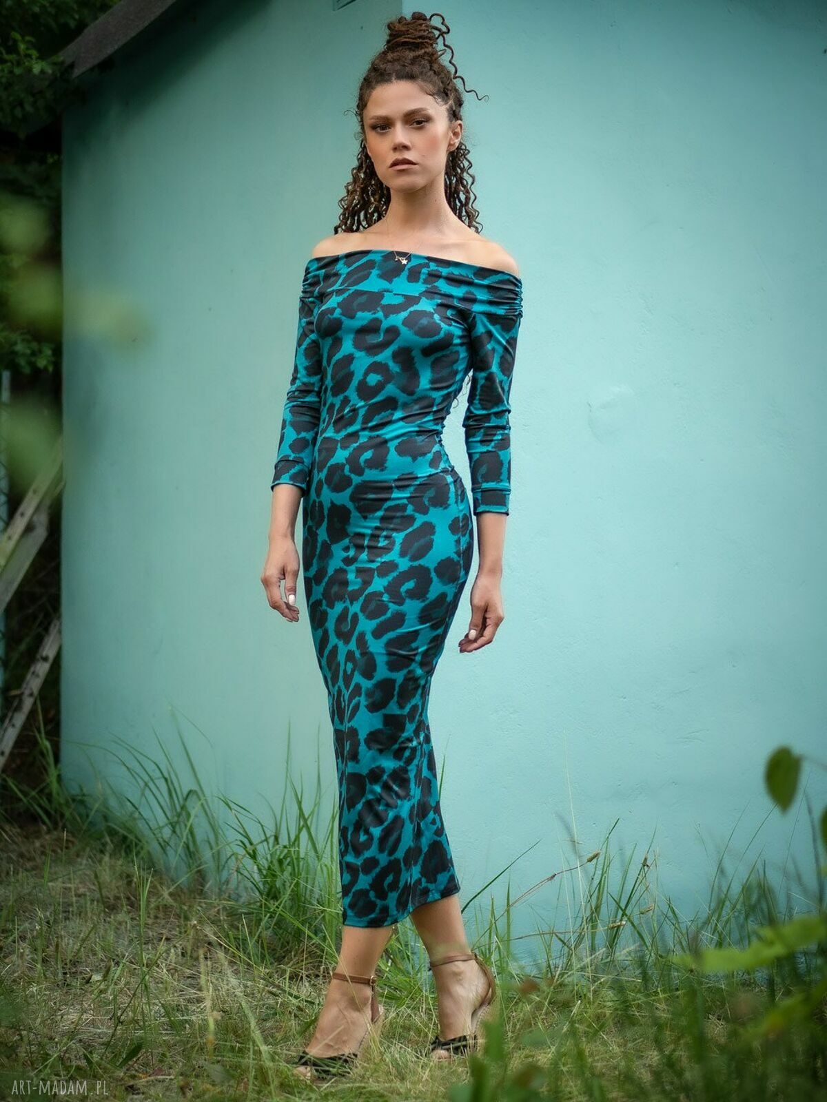 Sukienka Roma z odkrytymi ramionami - oryginalna elegancja w panterkę Deep Tropic