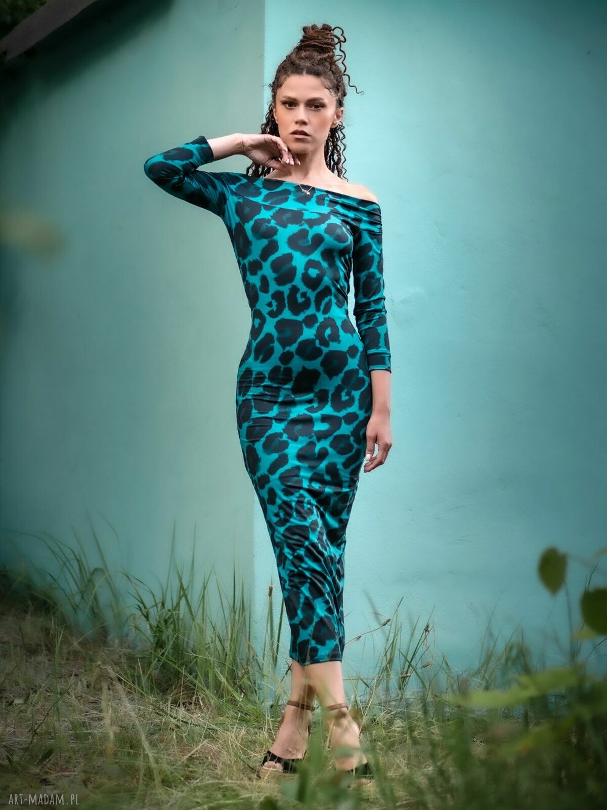 Sukienka Roma z odkrytymi ramionami - turkusowa elegancja Deep Tropic