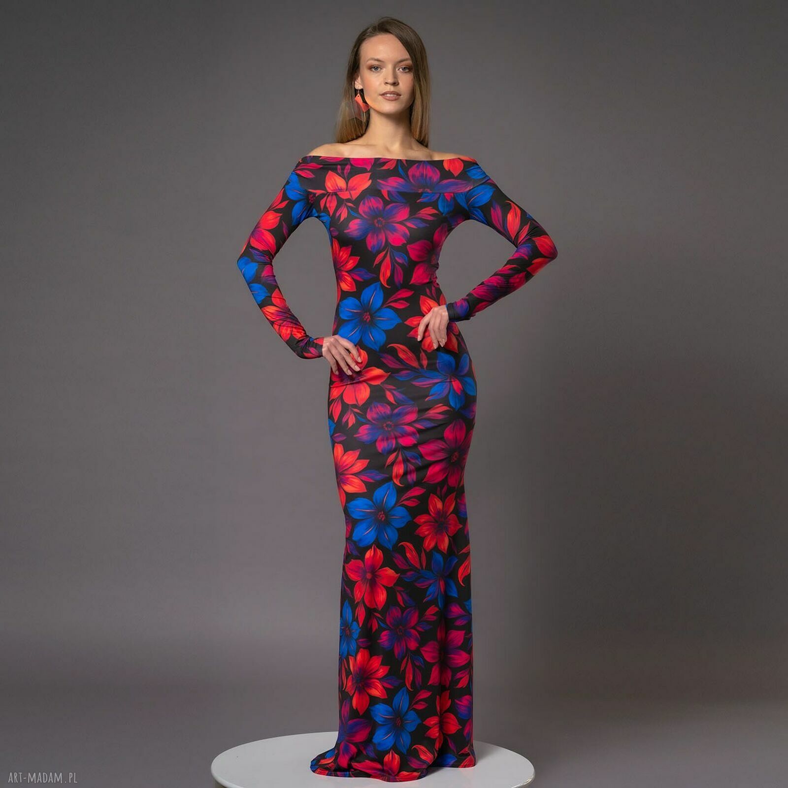 Sukienka maxi w kwiaty z odkrytymi ramionami Julia Flower Power