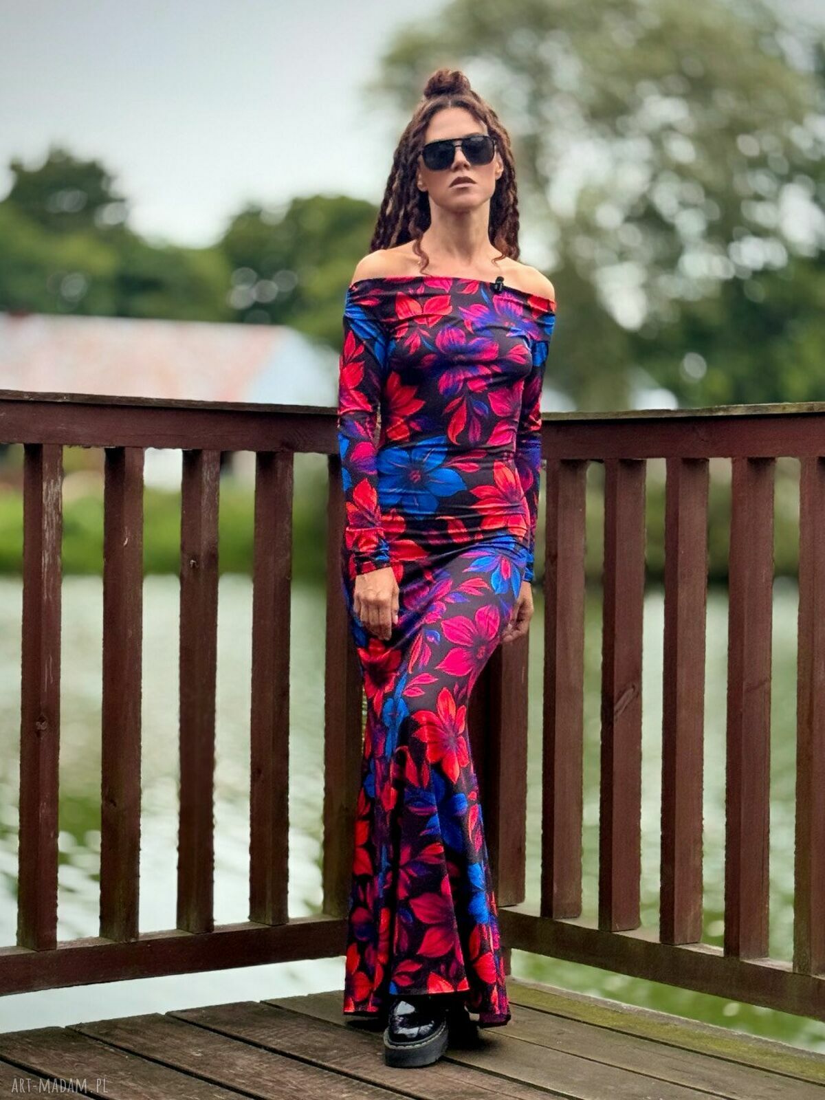 Sukienka maxi w kwiaty z odkrytymi ramionami Julia Flower Power