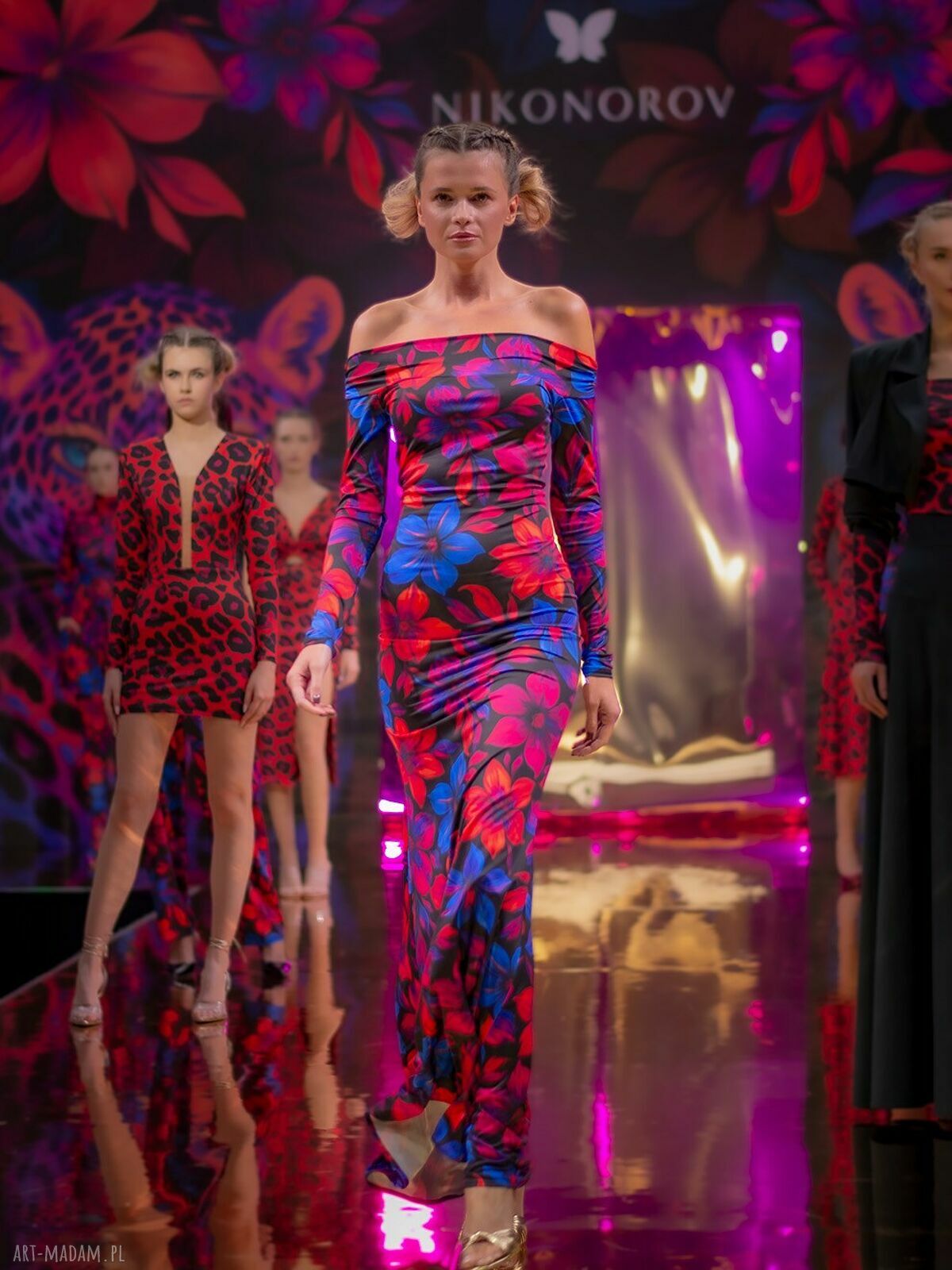 Sukienka maxi z odsłoniętymi ramionami Julia Flower Power