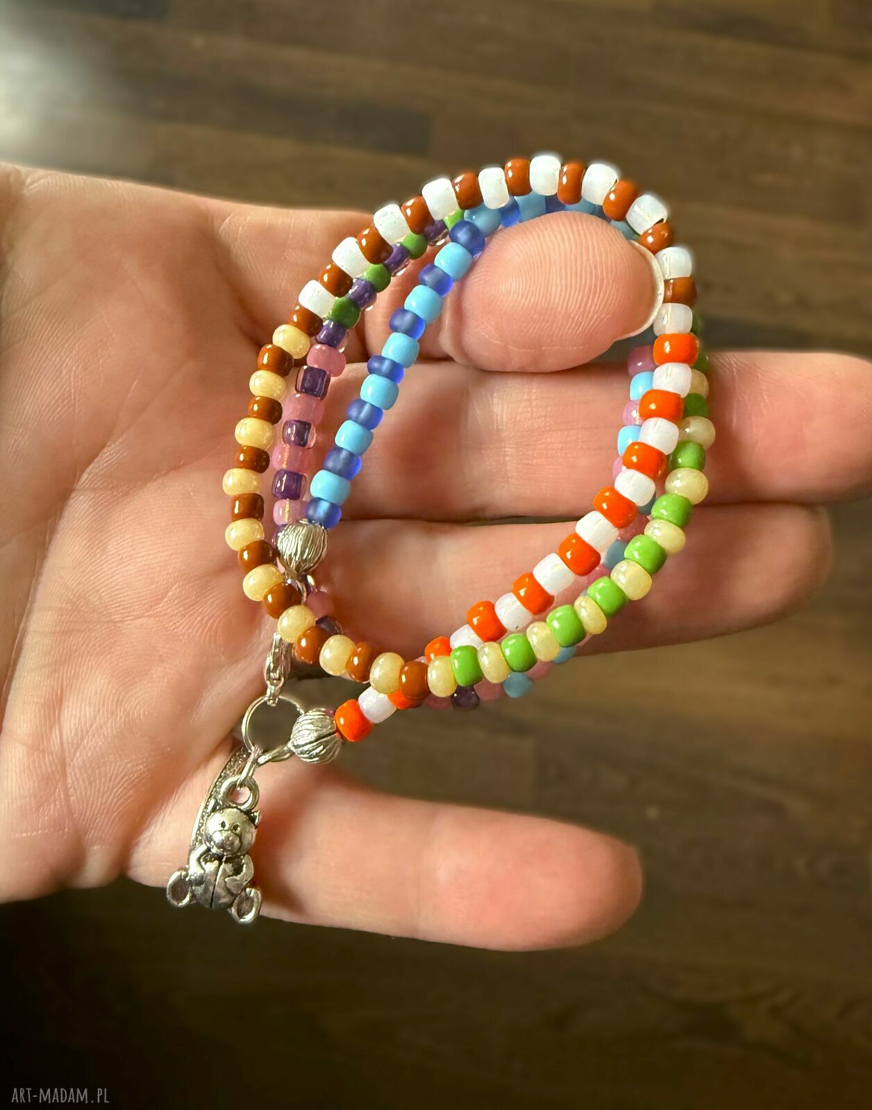 Naszyjnik boho etno z zawieszką MIŚ - kolorowe koraliki blisko szyi