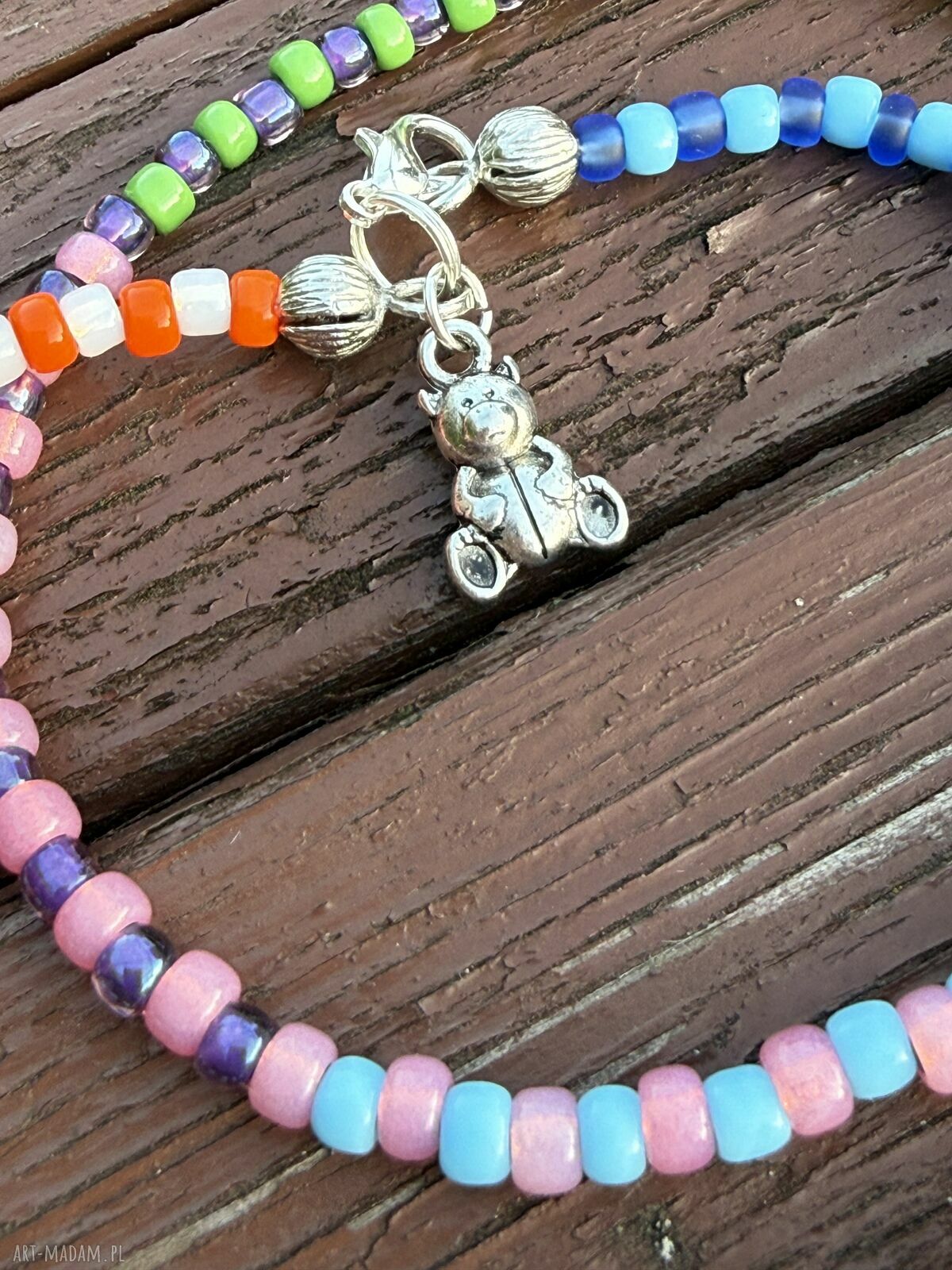 Naszyjnik boho etno z zawieszką MIŚ - kolorowe koraliki blisko szyi
