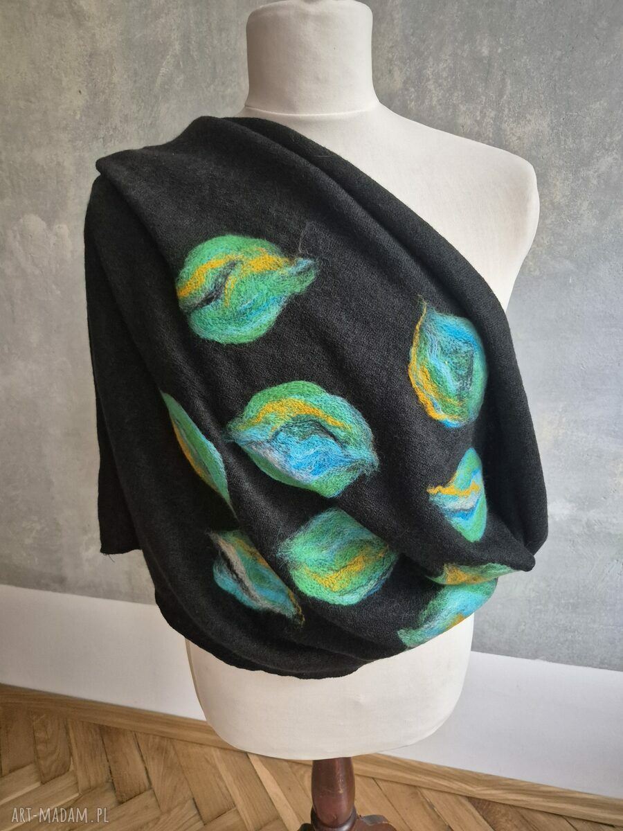 Czarny komin tuba filcowany z wełny merino - owija się dwa razy, folk boho