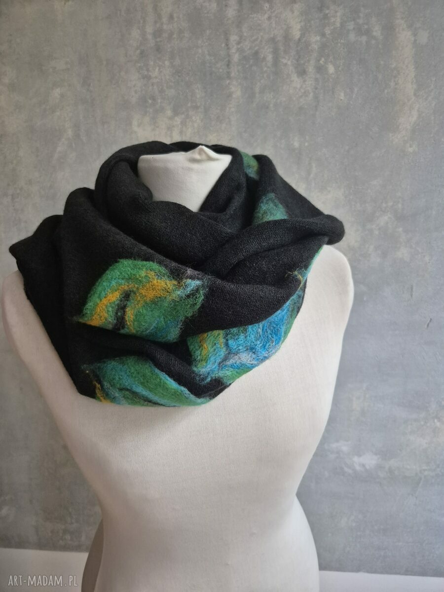 Czarny komin tuba filcowany z wełny merino - owija się dwa razy, folk boho