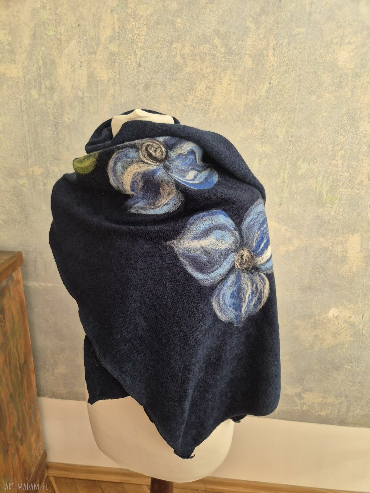Granatowy komin z filcowanej wełny merynosów na Dzień Mamy - handmade