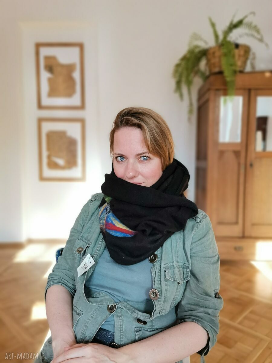 Czarny komin tuba z filcowanej wełny merynosów, owijany dwukrotnie - Folk Frida Etno Boho