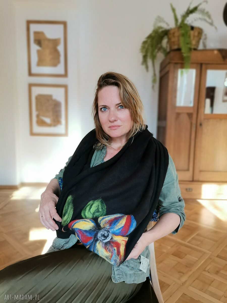 Czarny komin tuba z filcowanej wełny merynosów, owijany dwukrotnie - Folk Frida Etno Boho