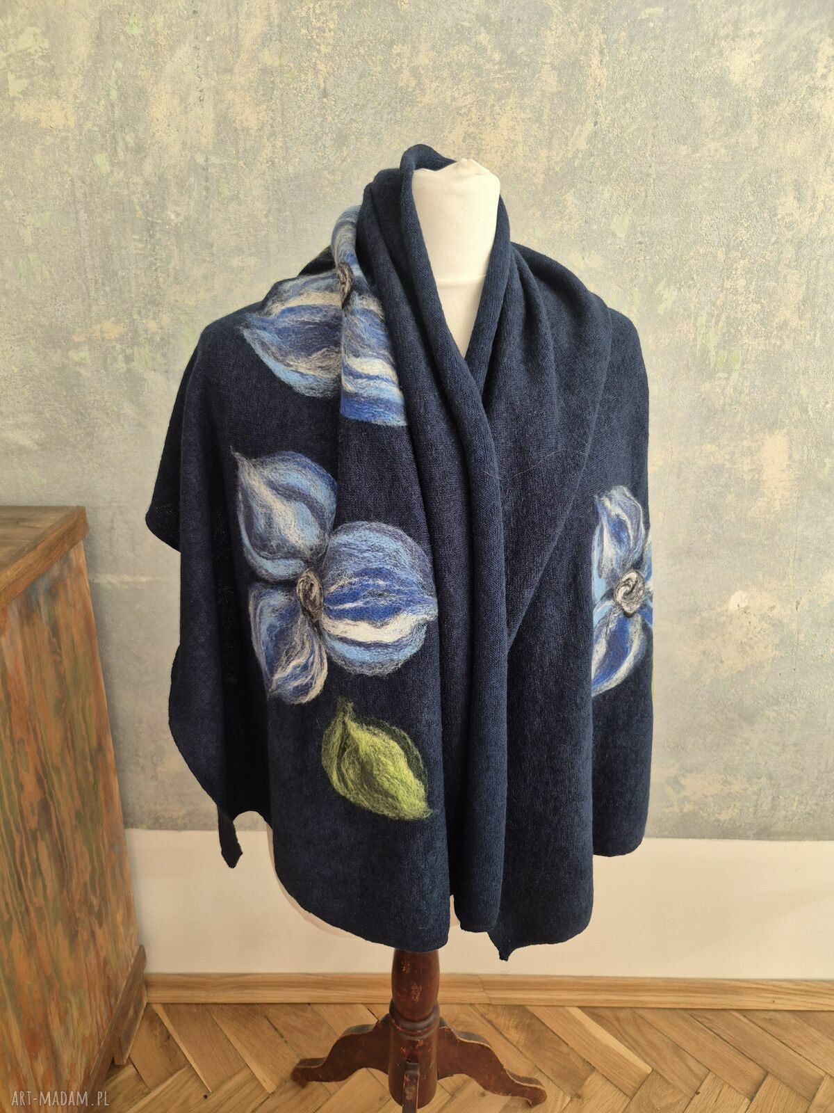 Granatowy komin z filcowanej wełny merynosów na Dzień Mamy - handmade