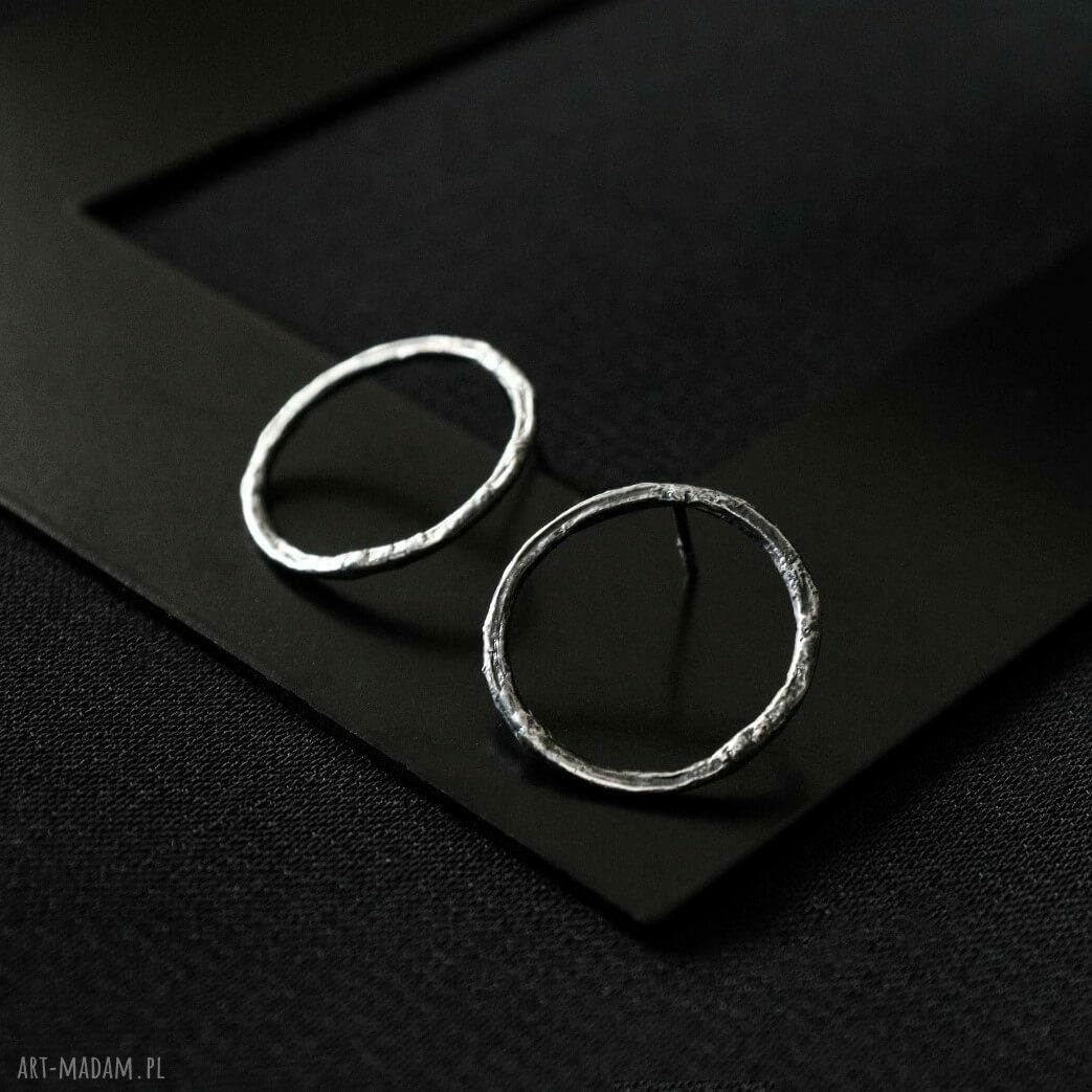 pomysł na upominki: Surowe kolczyki koła na sztyftach 22 mm ze srebra 925 oksydowanego Bellamente