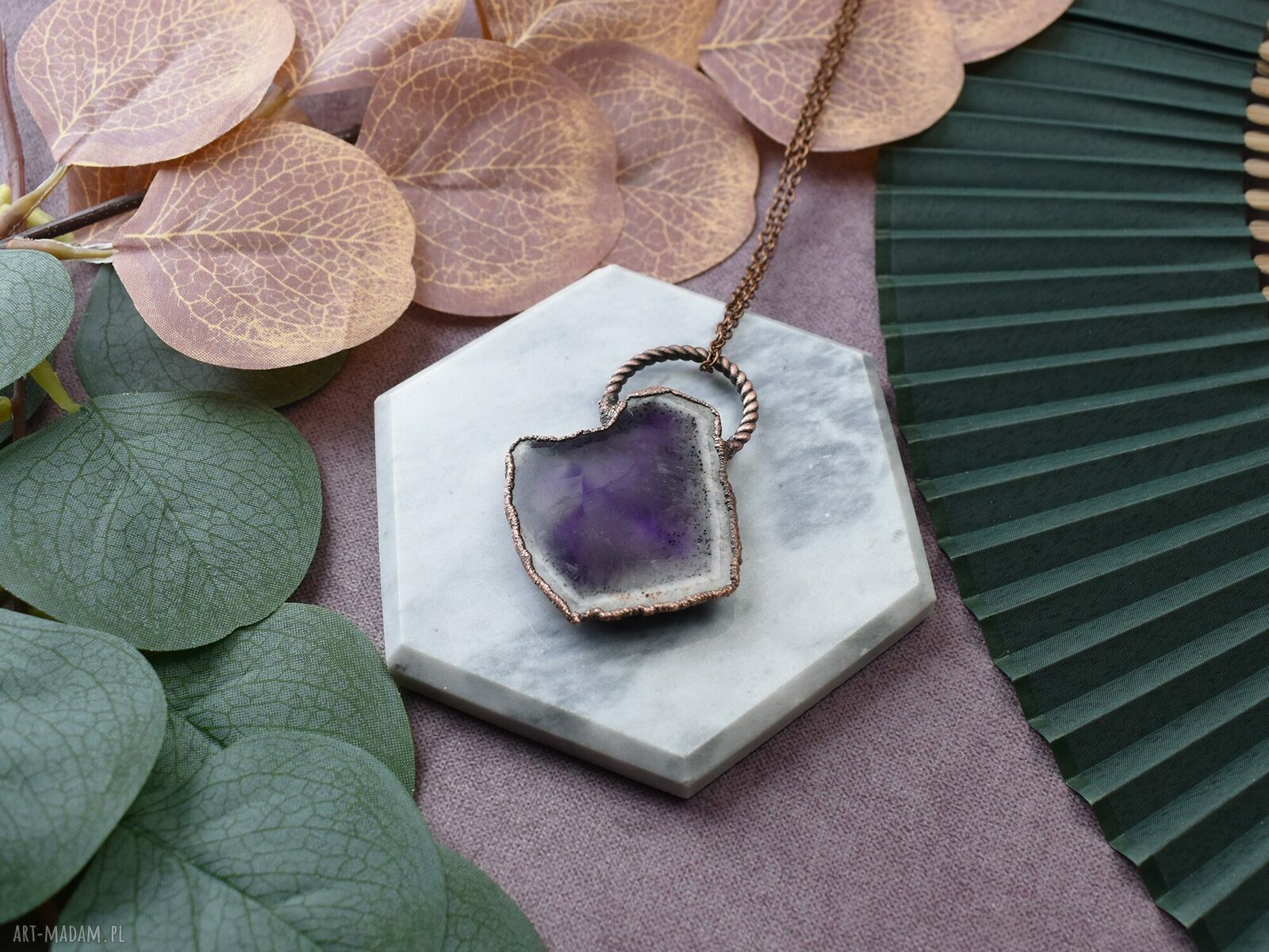 Ręcznie robiony miedziany wisiorek boho z plastrem ametystu #321 amulet wiedźmy