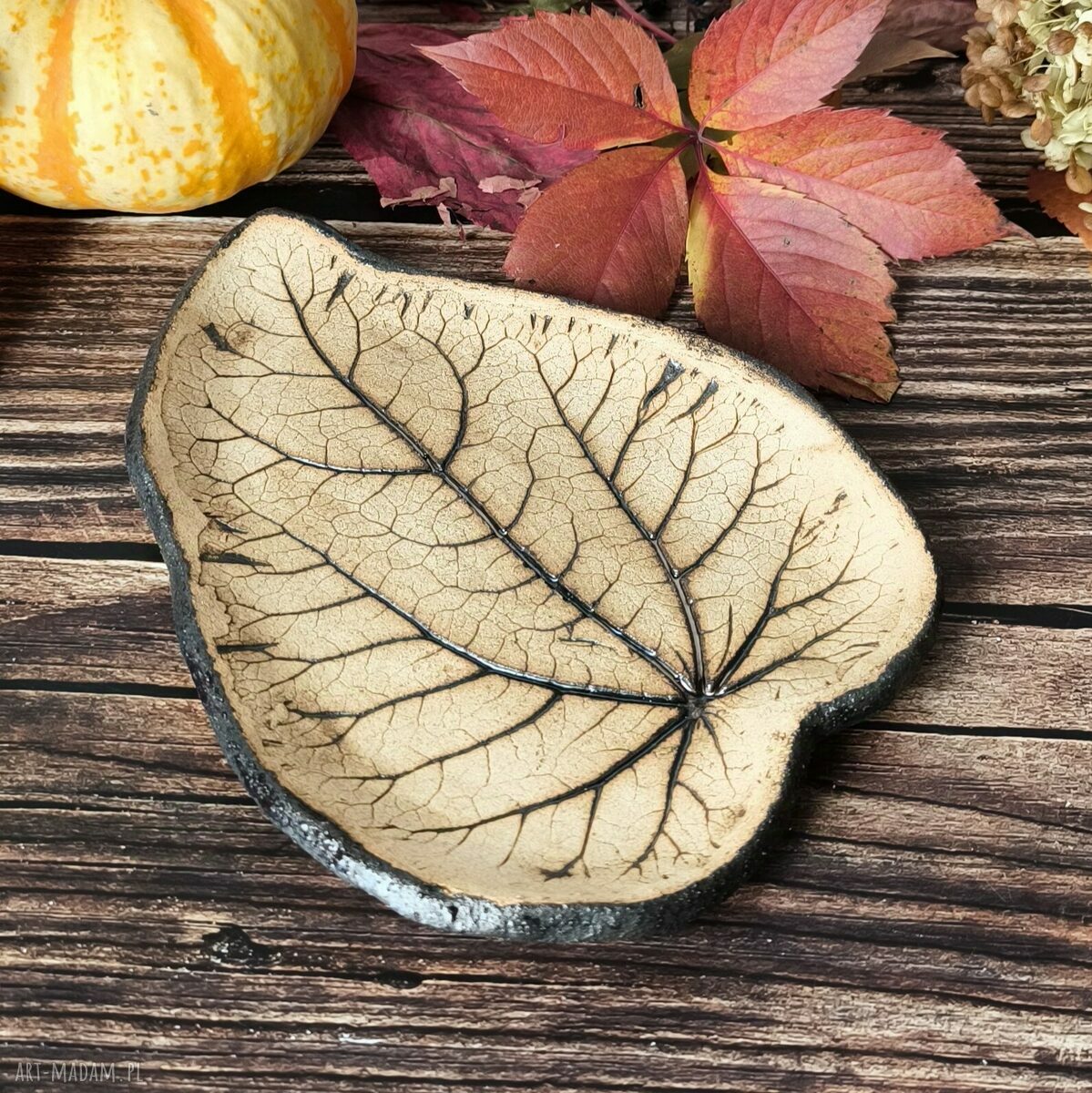 Ceramiczna podstawka w kształcie liścia rabarbaru - surowa, naturalna dekoracja