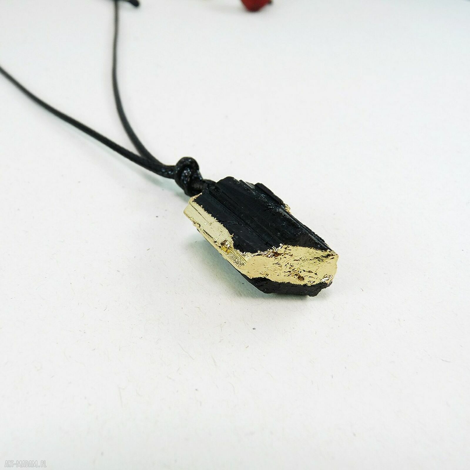 Surowy turmalin No 1 - wisiorek handmade na czarnym sznurku